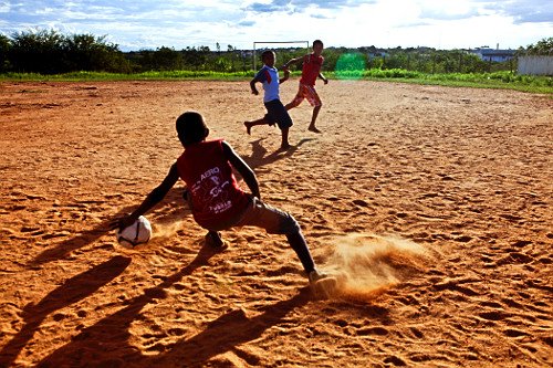Alunos do ensino fundamental jogando futebol no recreio da Escola Municipal Olavo Bilac Local: Crateús - CE Data: 05/2013 Codigo:  01EZ626 Autor: Eduardo Zappia