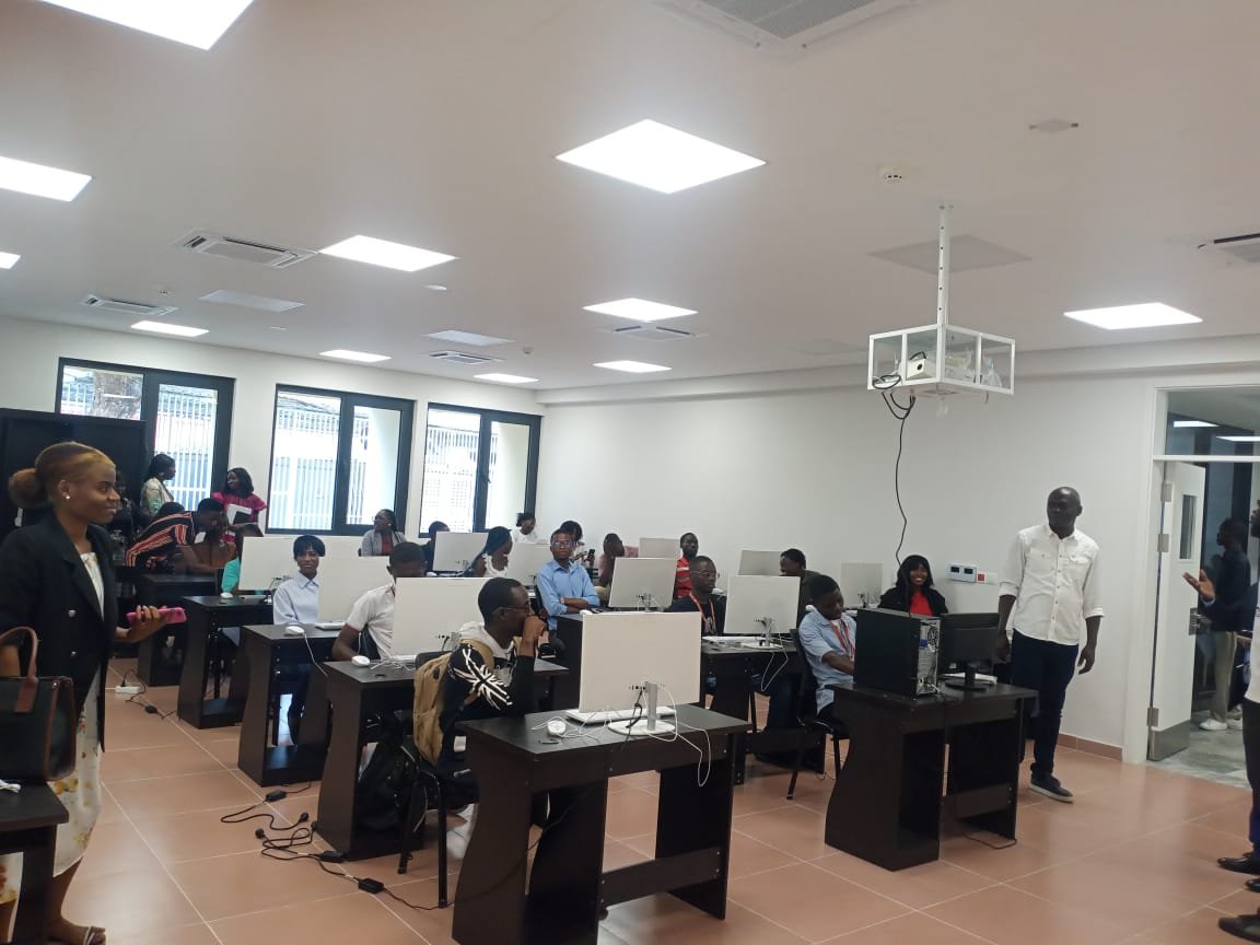 Estudantes de Comunicação Social da FCS-UAN visitam laboratório de informática