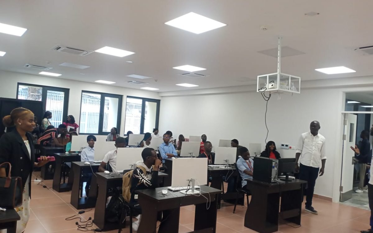 Estudantes de Comunicação Social da FCS-UAN visitam laboratório de informática