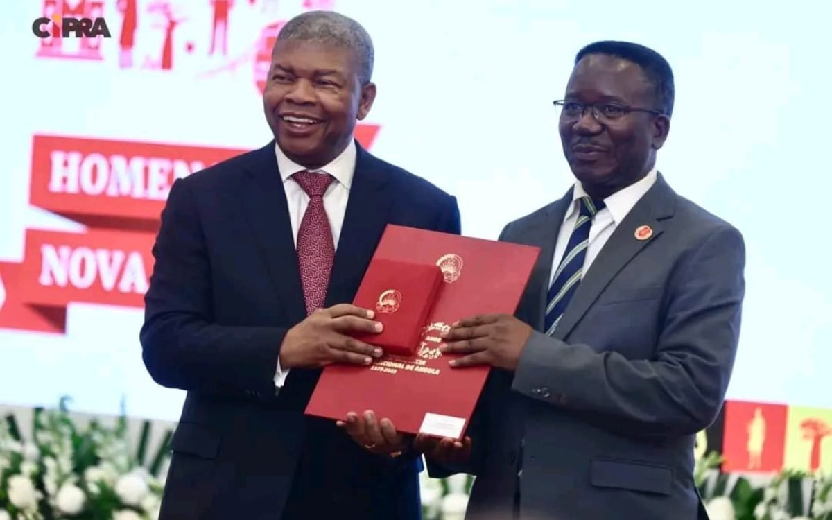 Condecorações: PR distingue Universidade Agostinho Neto na Classe Paz e Desenvolvimento