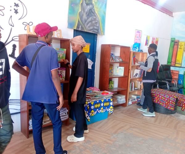 Contr’Ignorância: da escassez aos 4 mil livros e 60 leitores regulares